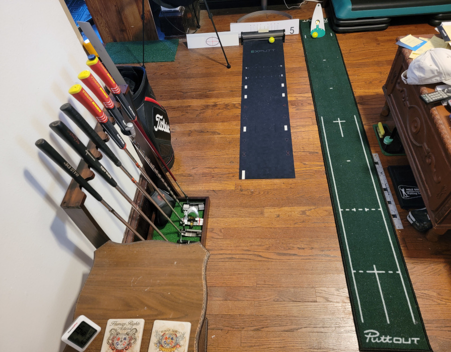 Old Duffer Golf image of an indoor putting setup